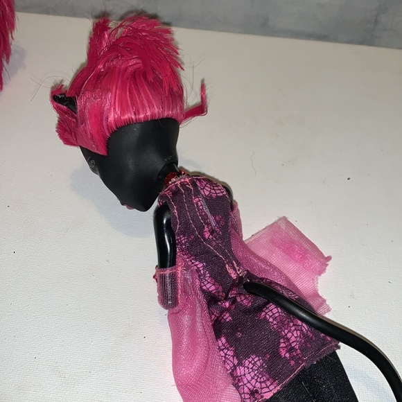 Two Monster High Dolls Catty Noir Pink Hair and Monster high outfits 2013 Mattel - Picture 10 of 12